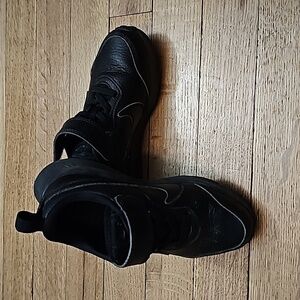 Varsity Leather black Nike sneakers barely used